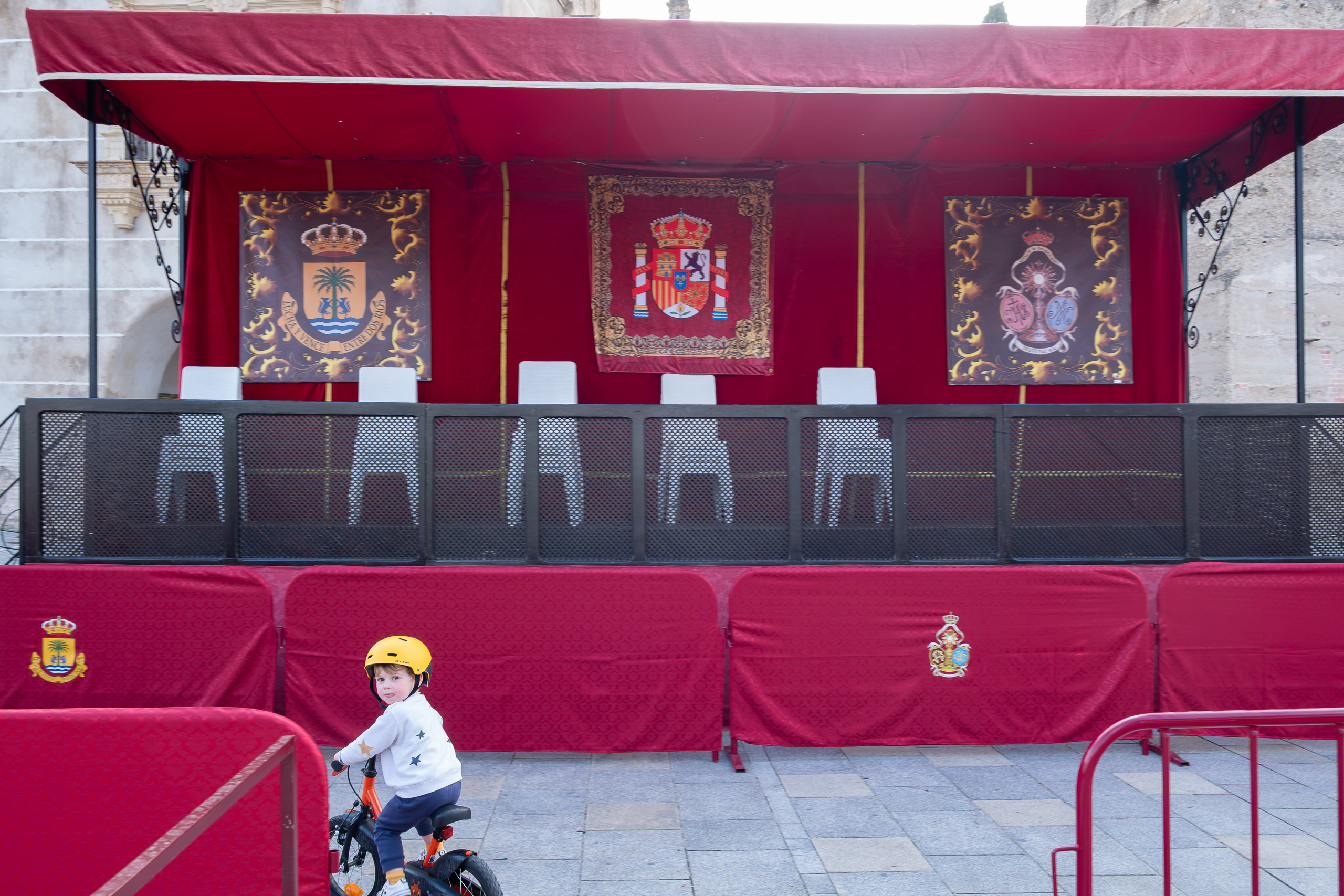 Aufgebaute Ehrentribüne für die Semana-Santa-Prozession